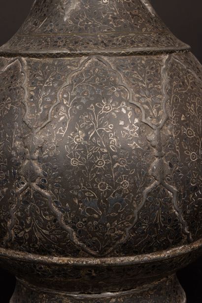 INDE MOGHOLE - Début du XVIIIe siècle. 
Vase...