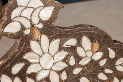 Paire de chaises et porte coran 