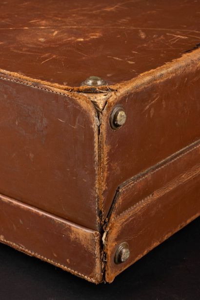 HERMÈS Paris
Valise rigide gainée de cuir...