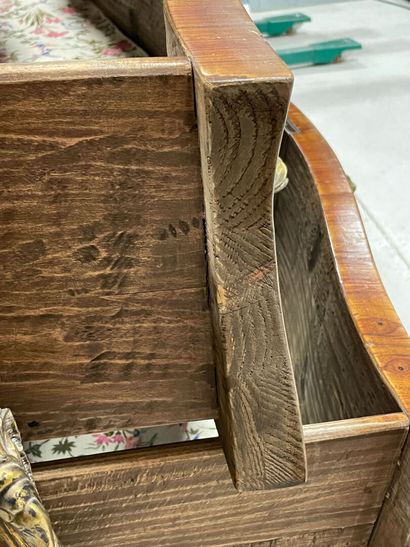 Commode marquetée à façade galbéeouvrant...