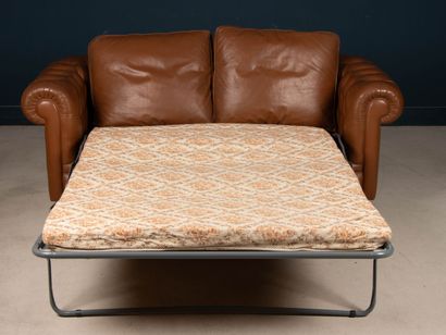 Canapé en cuir type Chesterfield.
Formant...