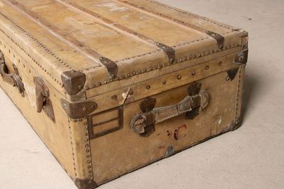 MOYNAT 
Malle gainée de parchemin. 
32 x...