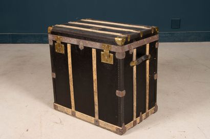 Grande malle de voyage pour orfèvrerie CHRISTOFLE.
Un...