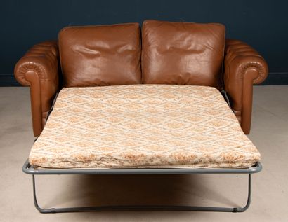 Canapé en cuir type Chesterfield.
Formant...