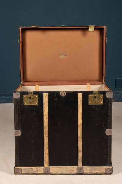 Grande malle de voyage pour orfèvrerie CHRISTOFLE.
Un...