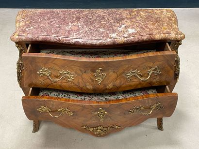 Commode marquetée à façade galbéeouvrant...