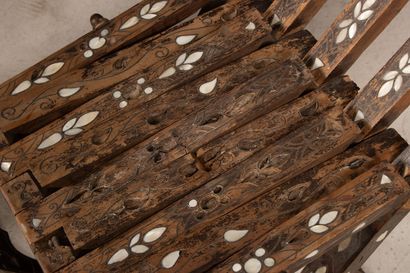 Paire de chaises et porte coran 