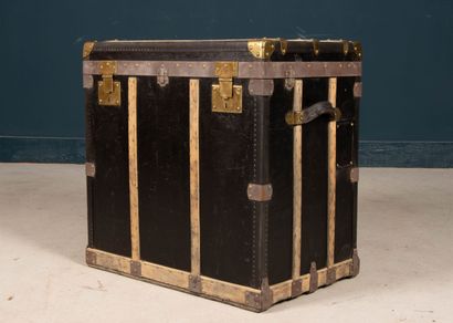 Grande malle de voyage pour orfèvrerie CHRISTOFLE.
Un...