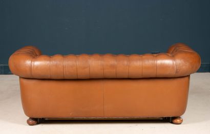 Canapé en cuir type Chesterfield.
Formant...