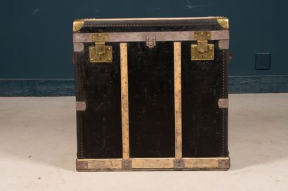 Grande malle de voyage pour orfèvrerie CHRISTOFLE.
Un...