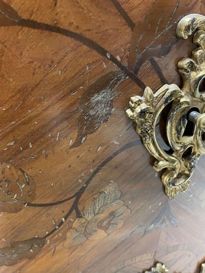 Commode marquetée à façade galbéeouvrant...