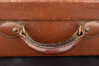 HERMÈS Paris
Valise rigide gainée de cuir...