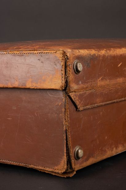 HERMÈS Paris
Valise rigide gainée de cuir...