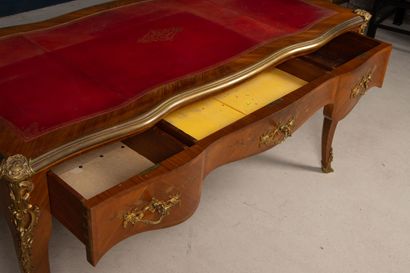 Bureau plat marqueté, garni de bronzes dorés
Style...