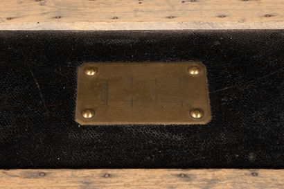 Grande malle de voyage pour orfèvrerie CHRISTOFLE.
Un...