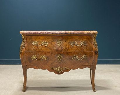 Commode marquetée à façade galbéeouvrant...