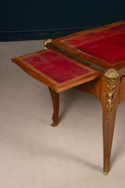 Bureau plat marqueté, garni de bronzes dorés
Style...