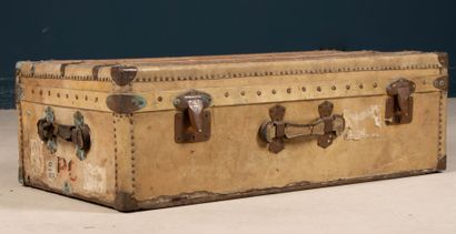 MOYNAT 
Malle gainée de parchemin. 
32 x...