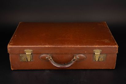 HERMÈS Paris
Valise rigide gainée de cuir...