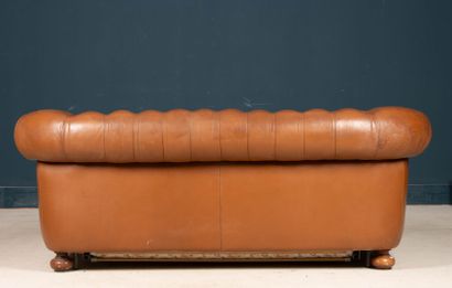 Canapé en cuir type Chesterfield.
Formant...