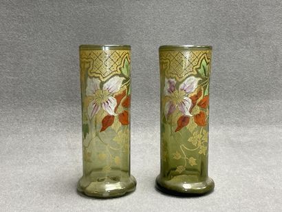 Paire de vases en verre émaillé vers 1900....