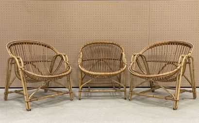 Salon en rotin : 
Trois fauteuils, deux fauteuils...