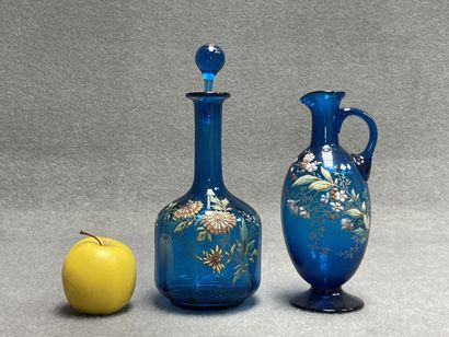 Pichet et carafe en verre bleu émaillé. 
H....