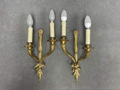 Paire d'appliques en bronze doré à deux lumières....