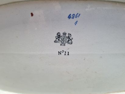 Jardinière en faience fine, à décor polychrome.
Angleterre...