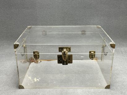 Coffre en plexiglass. 
35 x 65 x 45 cm.