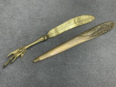 lot comprenant deux coupe-papiers en bronze,...