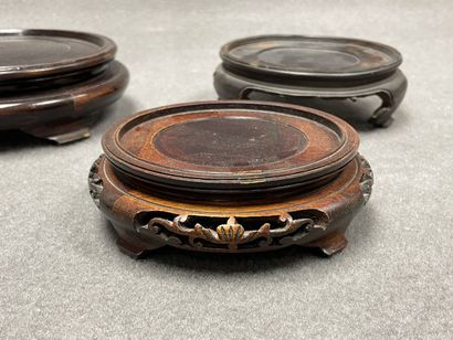 Lot de socles asiatique en bois. 
H. : de...