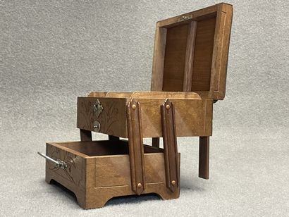 Petit coffret à compartiments en bois sculpté,...