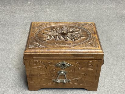 Petit coffret à compartiments en bois sculpté,...
