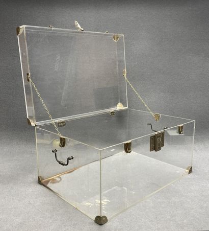Coffre en plexiglass. 
35 x 65 x 45 cm.