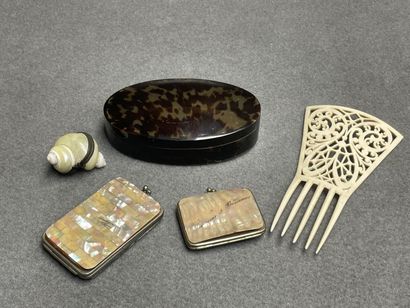 lot de cinq objets de vitrine : porte- monnaies...