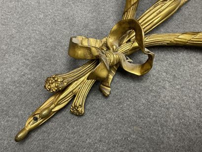 Paire d'appliques en bronze doré à deux lumières....
