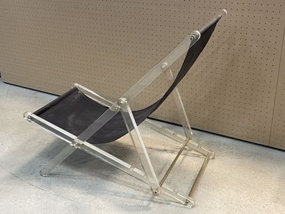 Chaise longue en plexiglass. 
De 100 x 95...