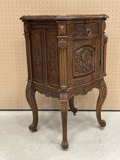 Chevet en bois sculpté dessus marbre. 
88...