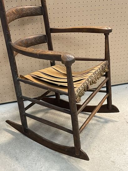 Fauteuil à bascule en bois sculpté d'une...