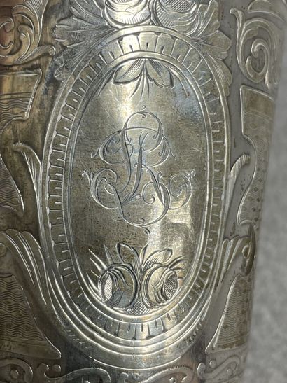 Timbale et rond de serviette en argent. 
H....