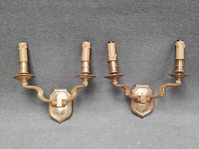 Deux paires d'appliques en bronze à 2 lumières...