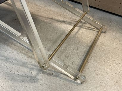Chaise longue en plexiglass. 
De 100 x 95...