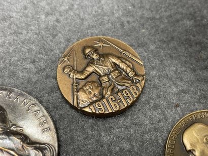 Onze médailles en bronze. 
D. : de 3 à 7...