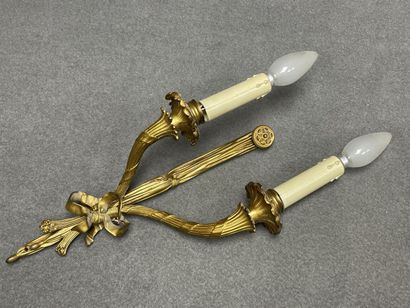 Paire d'appliques en bronze doré à deux lumières....