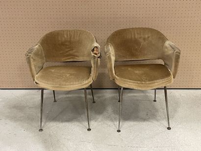 Paire de fauteuils conférence des années...