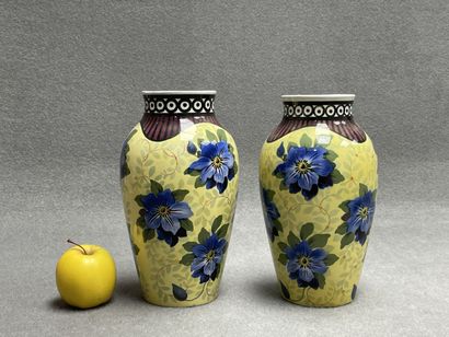 Villeroy et Boch. 
Paire de vases en faïence...
