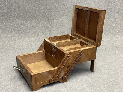 Petit coffret à compartiments en bois sculpté,...