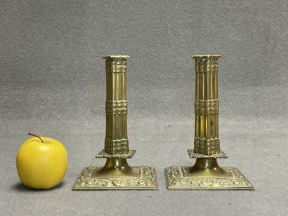 Paire de bougeoirs à la financière en bronze....
