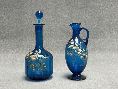 Pichet et carafe en verre bleu émaillé. 
H....